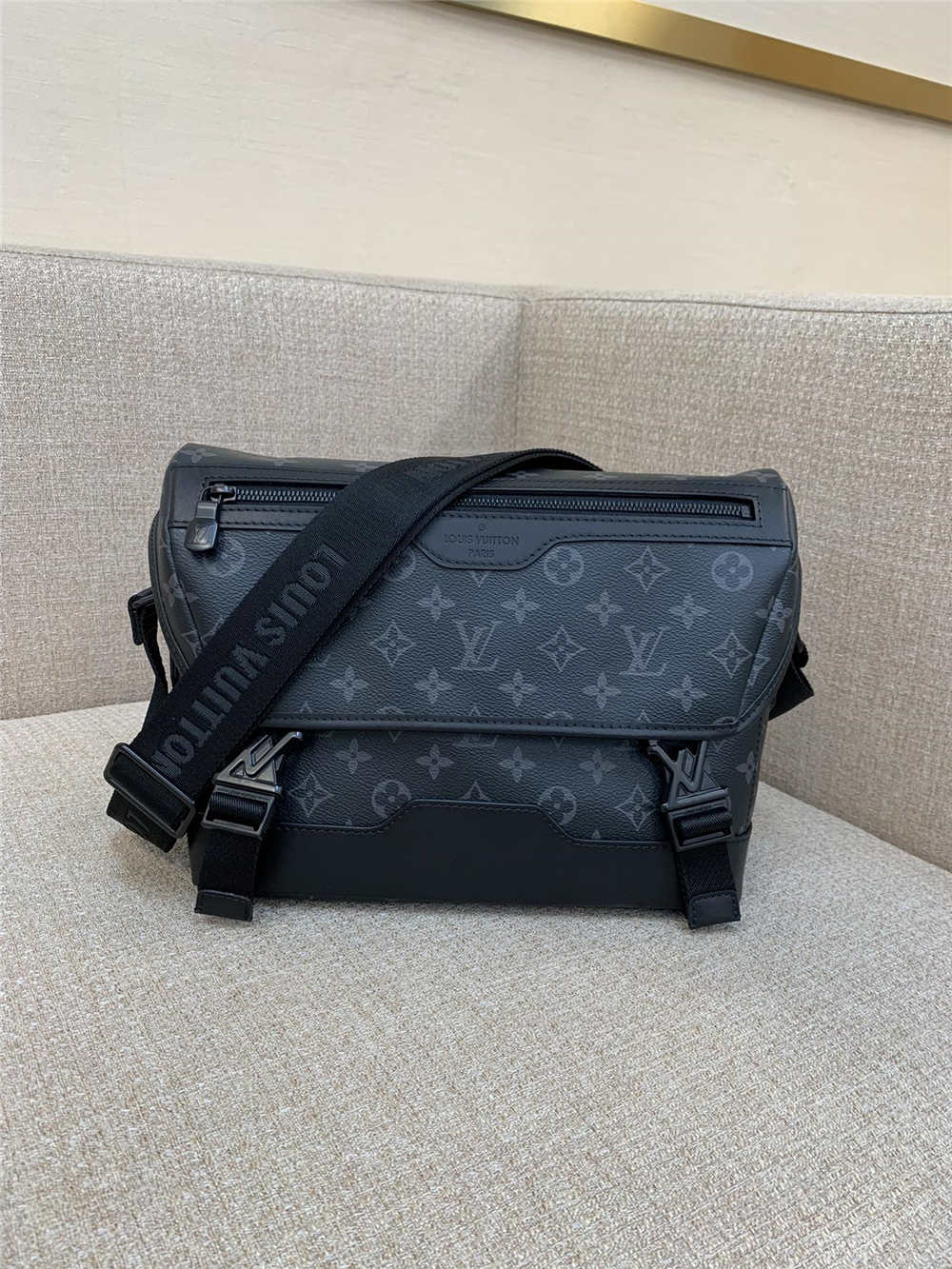 Louis Vuitton VOYAGER  M25121 size：33x22.5x11cm 2025 new 